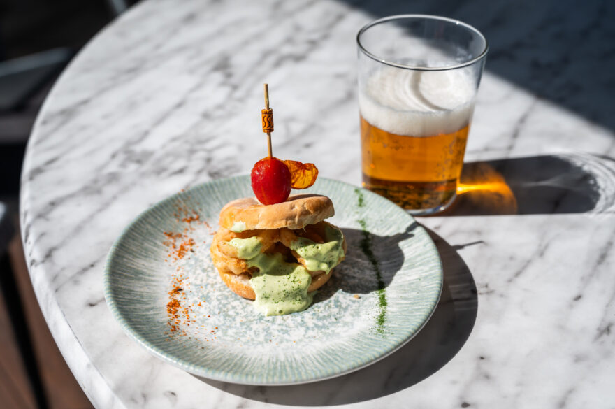 Pan Inglés Relleno De Calamares Con Alioli Verde Con Cerveza, Inhala Terraza