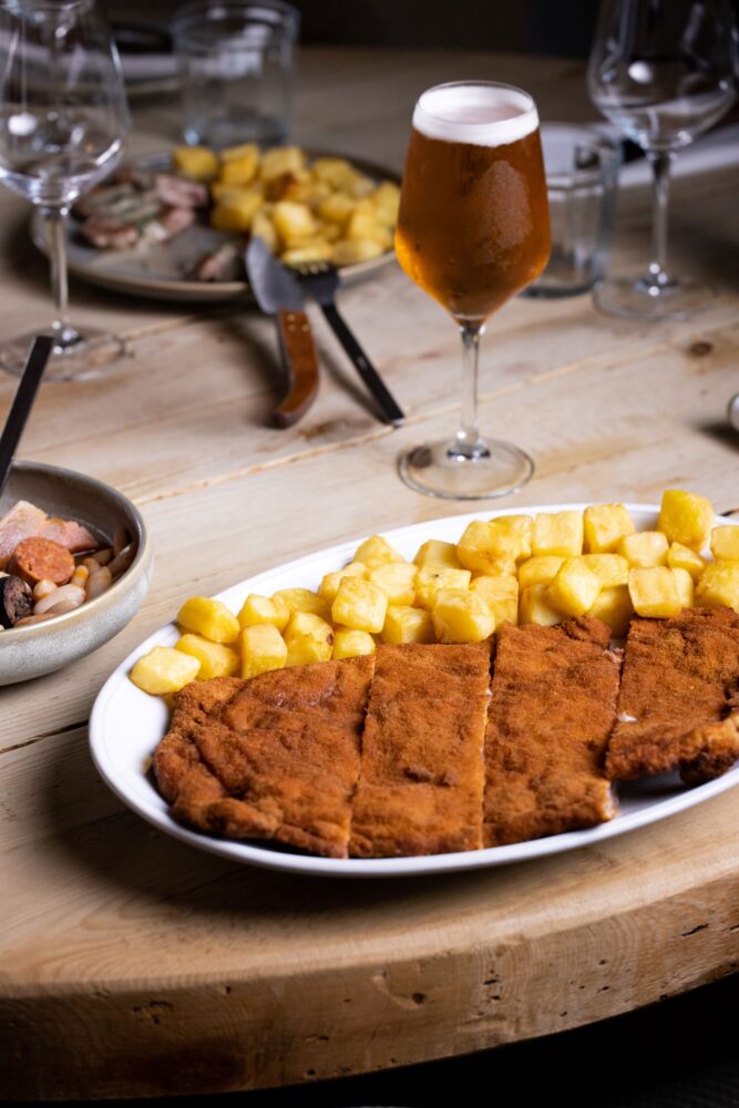 Así es el cachopo gigante de La Bobia que triunfa en Madrid y llega a Majadahonda