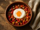 Pisto manchego tradicional: la receta lenta con huevo escalfado