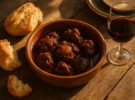 Rabo de toro estofado al vino tinto: la receta tradicional de Córdoba