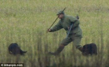 Polémicas fotos de Eduardo de Inglaterra supuestamente agrediendo a un perro