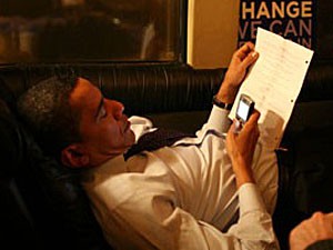 Obama en plena pelea por conservar su BlackBerry