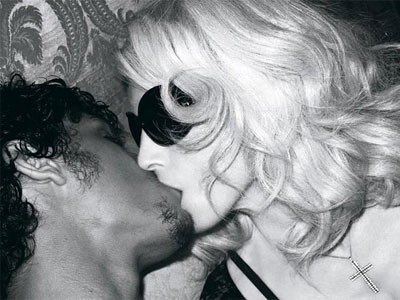 Guy Ritchie avergonzado por las fotos de su ex Madonna