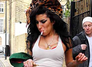 La discográfica de Amy Winehouse, rechaza sus canciones