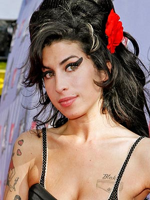 Amy Winehouse, a comisaría por agredir a una fan