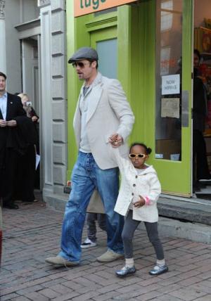 Brad Pitt, de compras por Washington con Zahara y Shiloh