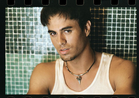 Multadas por escuchar la música de Enrique Iglesias