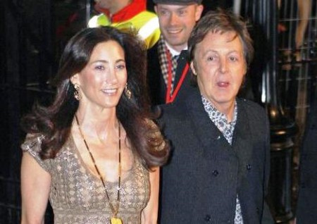 Paul McCartney de fiesta con su novia