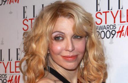 Courtney Love declara también la guerra en internet