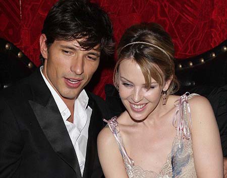 Kylie Minogue y Andrés Velencoso se quieren comprar una casa en España