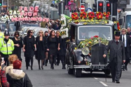 Miles de personas despiden a Jade Goody en su funeral