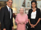 El abrazo de Michelle Obama a Isabel II, ¿fuera del protocolo?