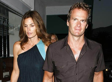 El marido de Cindy Crawford, demandado por acoso sexual