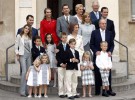 La Familia Real posa unida en la Comunión de Juan y Pablo Urdangarín y Borbón