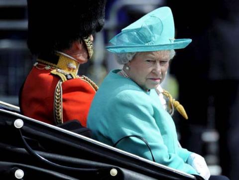 El chófer de Isabel II «cuela» a dos reporteros en Buckingham Palace
