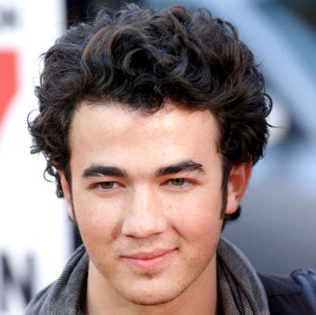 Kevin Jonas advierte a sus hermanos que deben llegar vírgenes al matrimonio