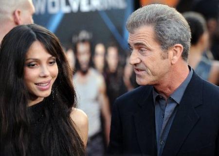 Mel Gibson y su novia Oksana esperan un hijo