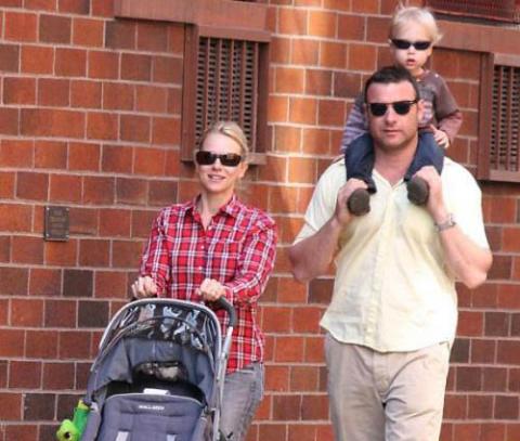 Naomi Watts y Liev Schreiber, felices con sus hijos