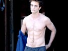 Robert Pattinson deslumbra quitándose la camiseta en Luna Nueva