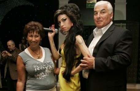 Los padres de Amy Winehouse admiten que su hija sigue con las drogas y el alcohol