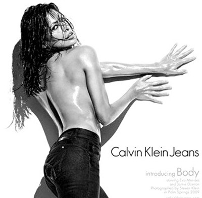 Eva Mendes se desnuda para Calvin Klein