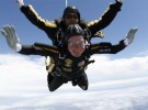 George Bush padre salta en paracaídas para celebrar su cumpleaños