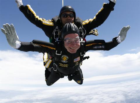 George Bush padre salta en paracaídas para celebrar su cumpleaños
