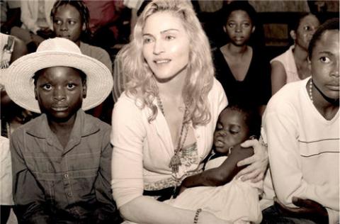 La hija adoptiva de Madonna ya está en Londres