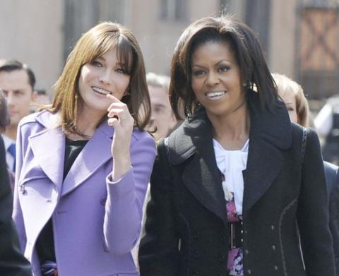 Michelle Obama y Carla Bruni se niegan a usar pieles «verdaderas» en su vestuario