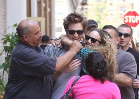 Robert Pattinson es atropellado cuando huía de sus fans