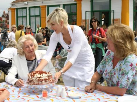 Heather Mills (la ex de Paul McCartney), camarera en la inauguración de su restaurante vegetariano