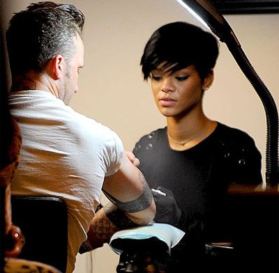 Rihanna podría pagar una multa por pasar de ser tatuada a hacer tattoos