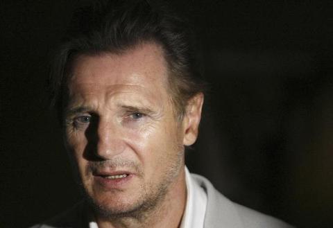 Reaparece Liam Neeson visiblemente abatido