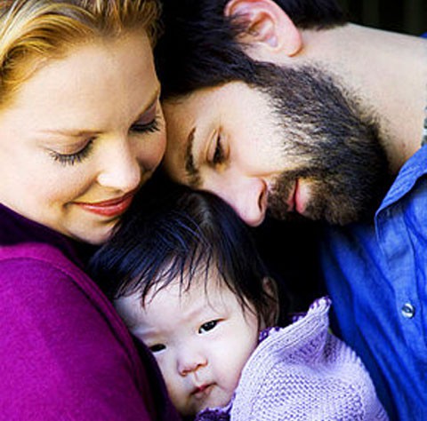 Katherine Heigl (Izzie en Anatomía de Grey) y su marido presentan a su hija Naleigh