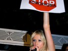 Paris Hilton hace como que apoya al colectivo gay en Milán