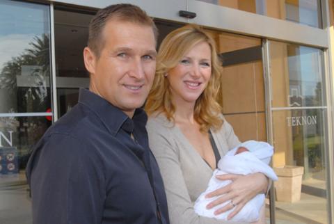 Alejandra Prat y Juan Manuel Alcaraz presentan a su segundo hijo, Alejandro