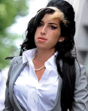 Amy Winehouse se opera los pechos y tiene problemas con los implantes