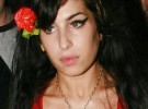 Amy Winehouse invita a Robert Pattinson a su fiesta vampírica de Nochevieja