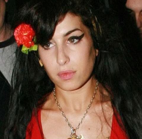 Amy Winehouse invita a Robert Pattinson a su fiesta vampírica de Nochevieja