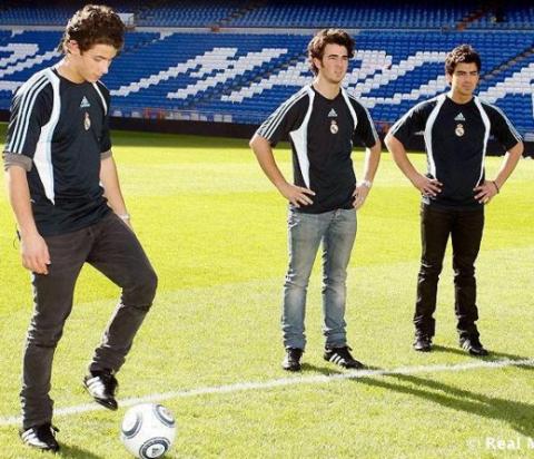 Jonas Brothers en su gira por España se visten del Real Madrid