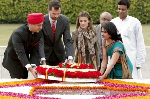 Los Príncipes de Asturias homenajean a Gandhi