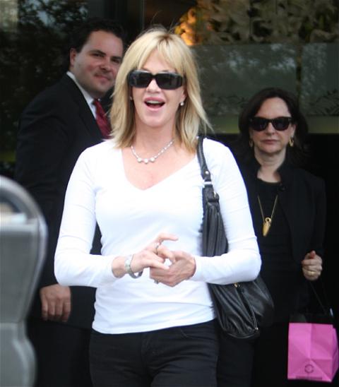 Melanie Griffith sale de la clínica de rehabilitación dos meses despúes