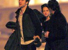 Kristen Stewart y Robert Pattinson aterrizan en Londres cogidos de la mano