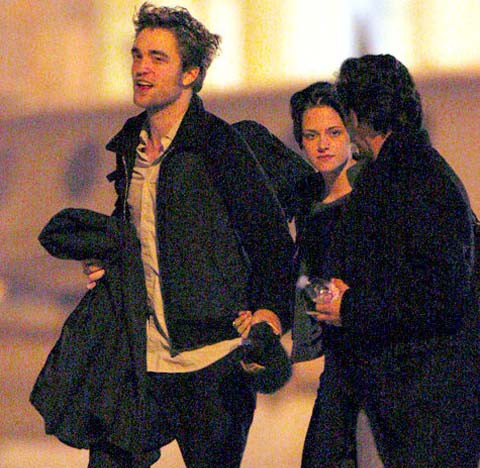 Kristen Stewart y Robert Pattinson aterrizan en Londres cogidos de la mano