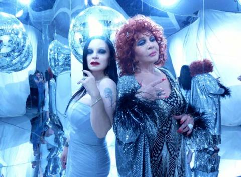 Alaska y Sara Montiel cantan a duo Absolutamente de Fangoria