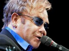 Elton John monta su propio mercadillo solidario