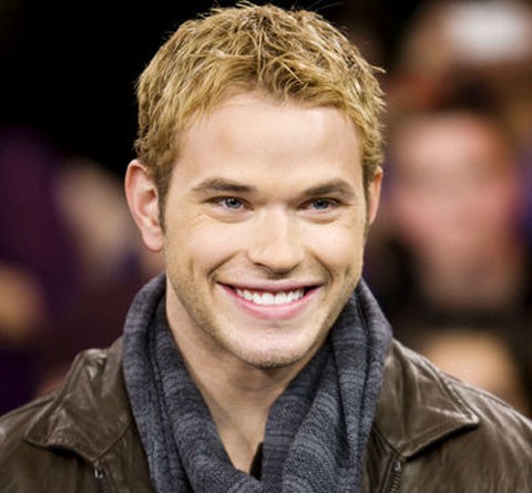 Kellan Lutz (Emmett Cullen) recoge y adopta a un perro abandonado