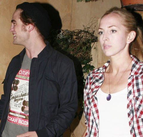 Robert Pattinson, de paseo por Londres con su hermana Lizzy