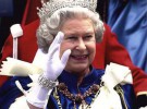 Isabel II pide respeto para su familia