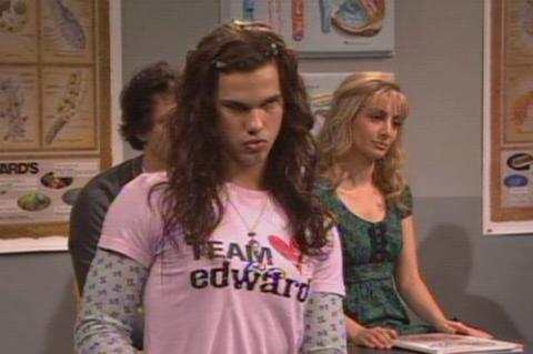 Taylor Lautner, simpática y fantástica fan de Robert Pattinson en SNL